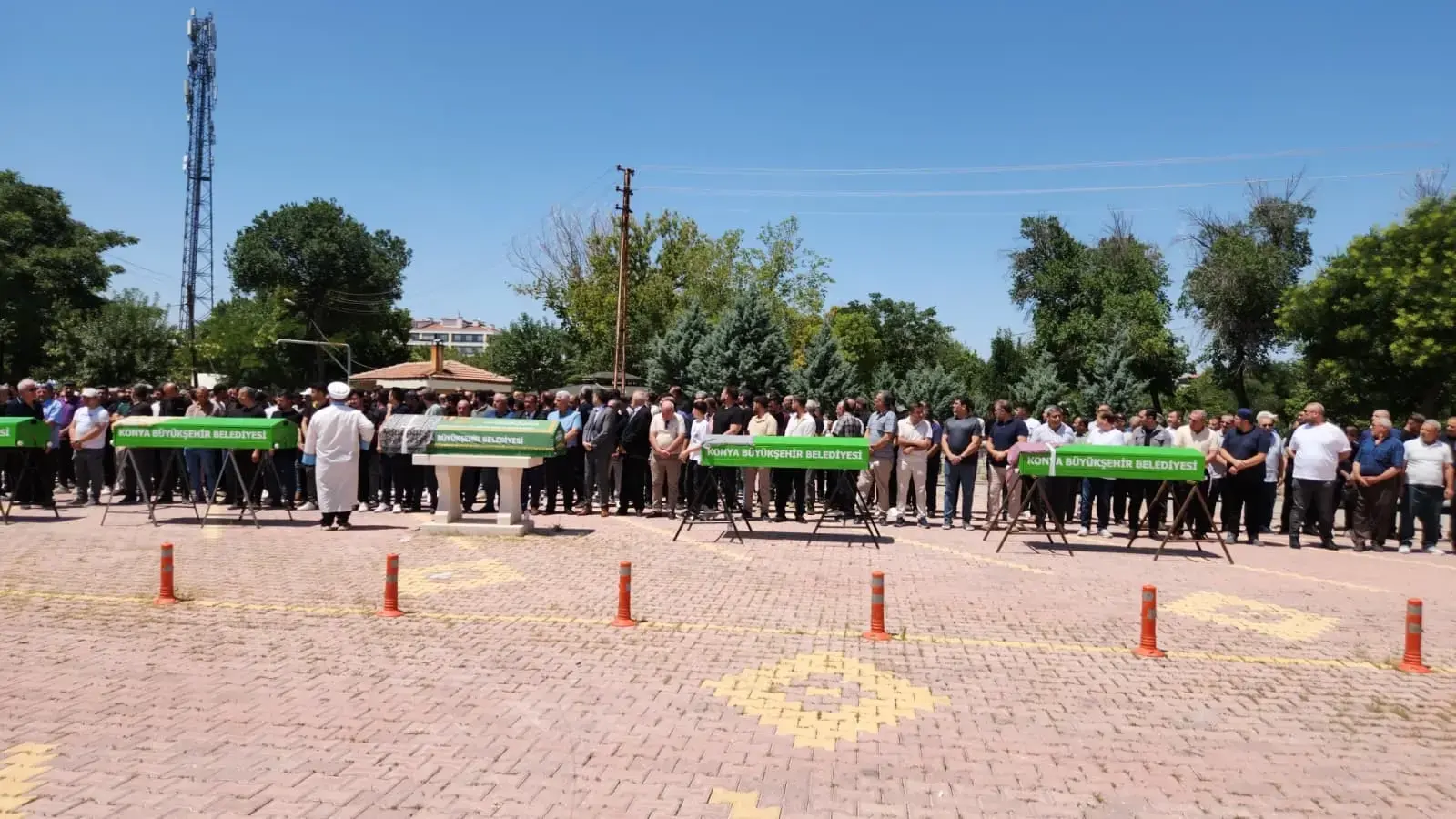 Tatil yolu faciaya döndü! Aynı aileden 5 kişi yan yana toprağa verildi