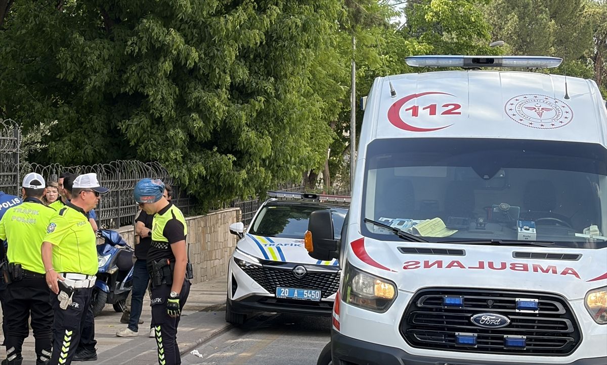 Denizli'de aydınlatma direğine çarpan motosikletteki 2 lise öğrencisi yaralandı