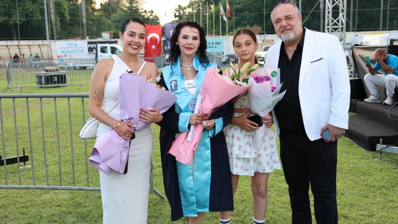 Mezuniyette çifte mucize: 50 Yaşındaki anne derece yaptı, kızı kanseri yendi