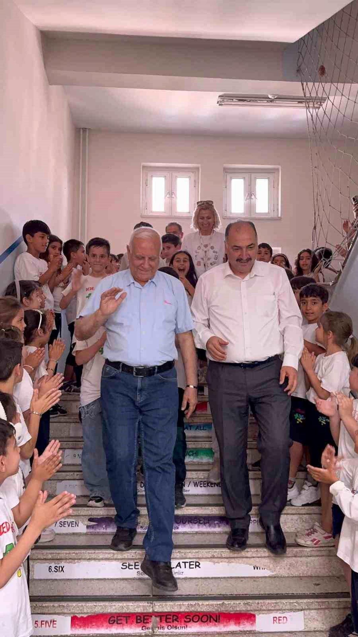 Osmaniye'de 44 yıllık öğretmen çiçekler ve meşalelerle emekliliğe uğurlandı