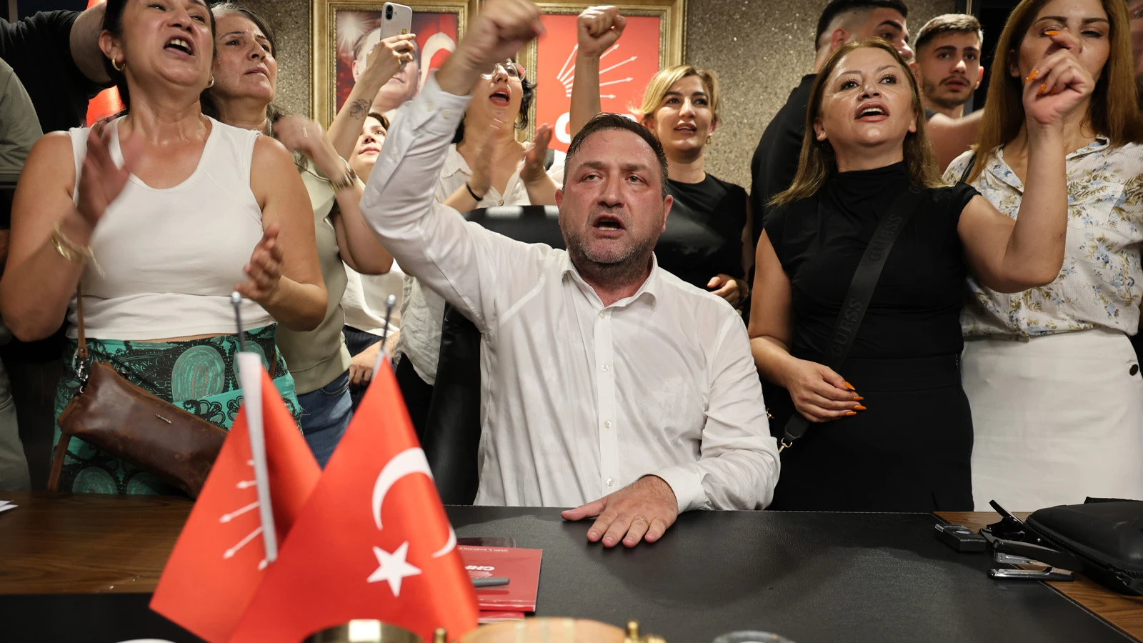 CHP İzmir İl Başkanlığında arbede! Başkan Gümrükçü: Yakam paçam dağıldı, göğsüm ezildi