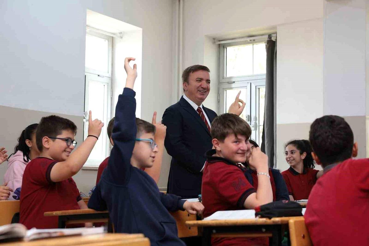 Vali Aydoğdu kendisini okula davet eden öğrencinin sınıfına konuk oldu