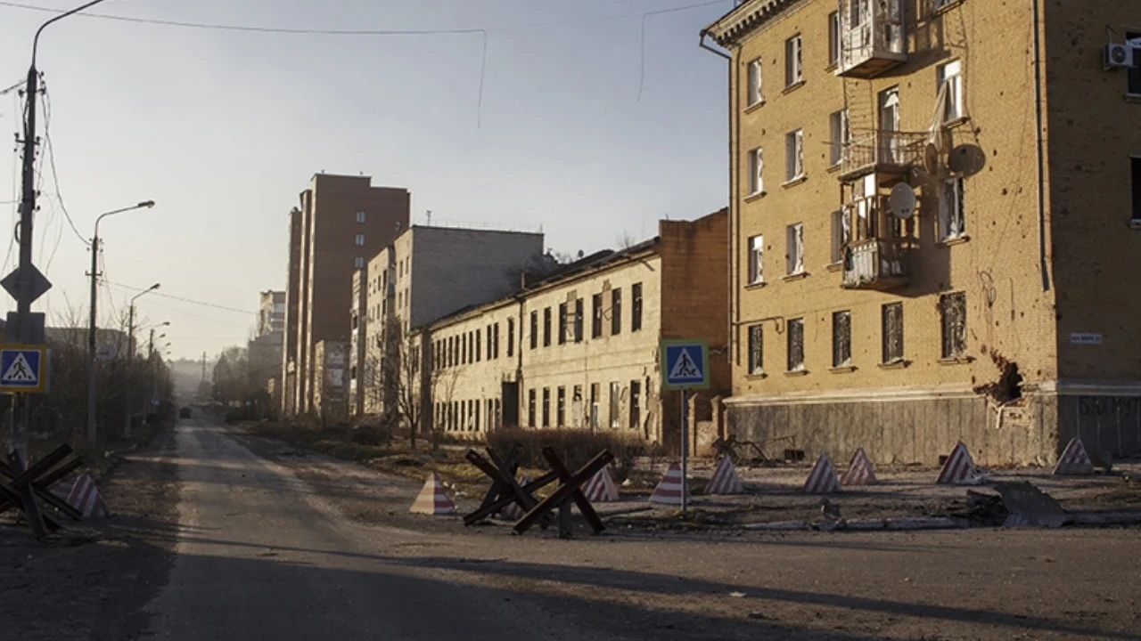 Rusya Donetsk'te Kutuzovka yerleşim birimini ele geçirdi