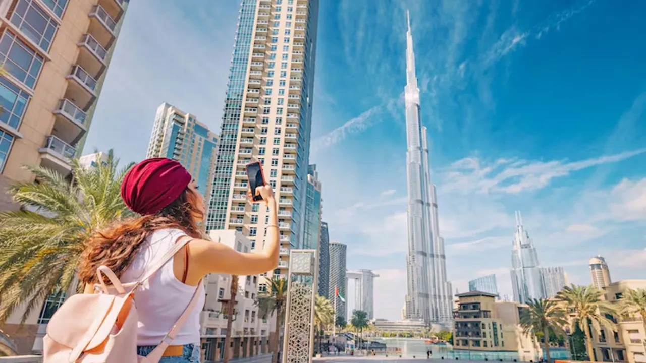 Dubai turizmi canlandırmak için para dağıtmaya başladı! Turist getirene para verilecek