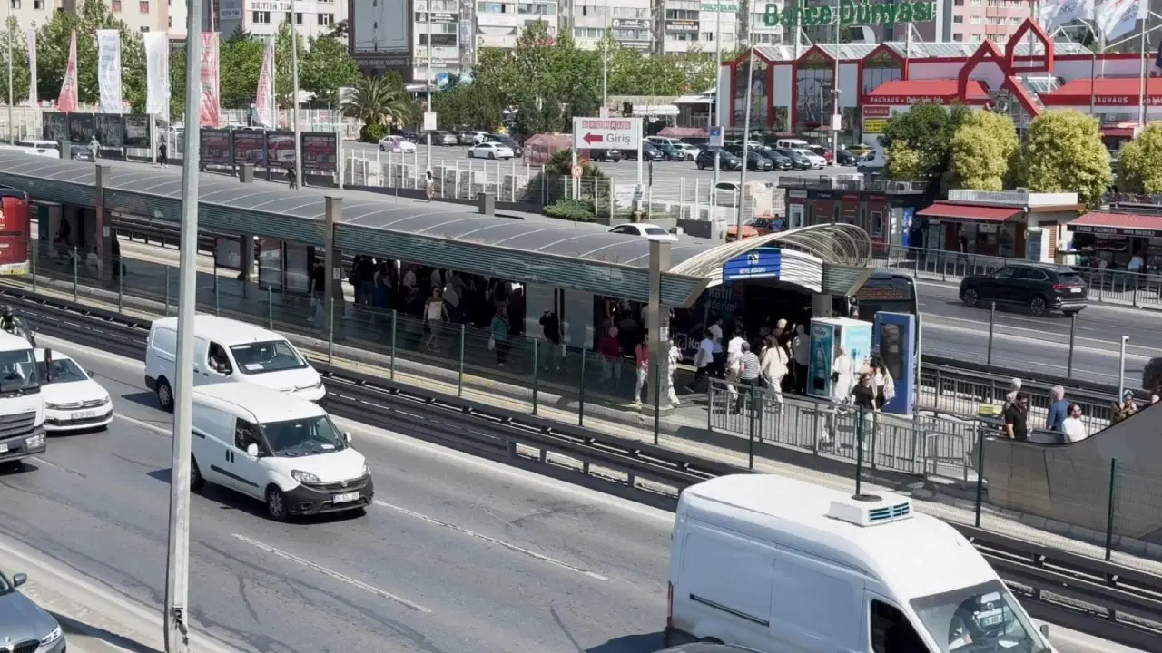 Beylikdüzü metrobüste başlayan 'yan bakma' kavgası cinayetle bitti: Baba ve oğlu gözaltında