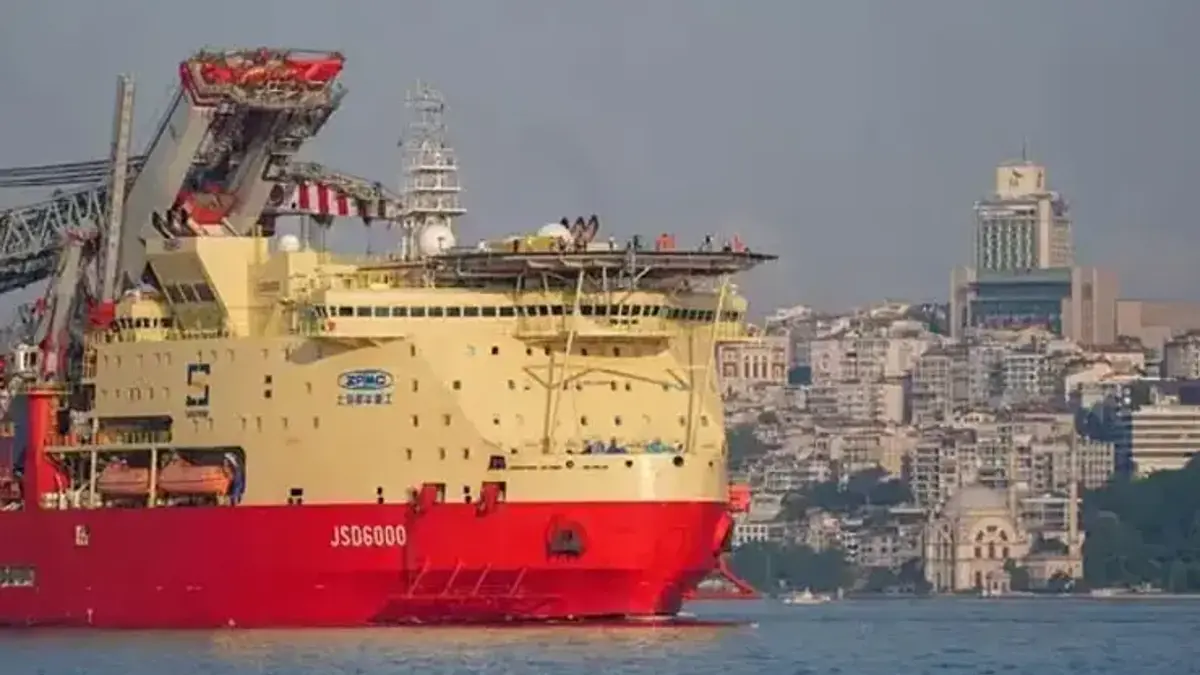 JSD6000, İstanbul Boğazı'ndan geçiyor