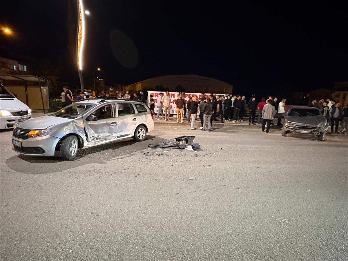 Sivas'ta üç aracın karıştığı trafik kazasında 5 kişi yaralandı