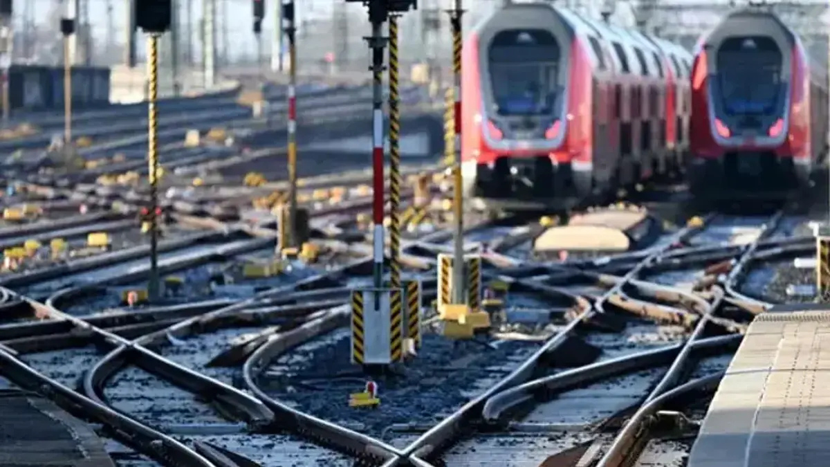Raylar üzerinde dehşet! Trenden aşağı düştü: 120 km hızla ilerliyordu