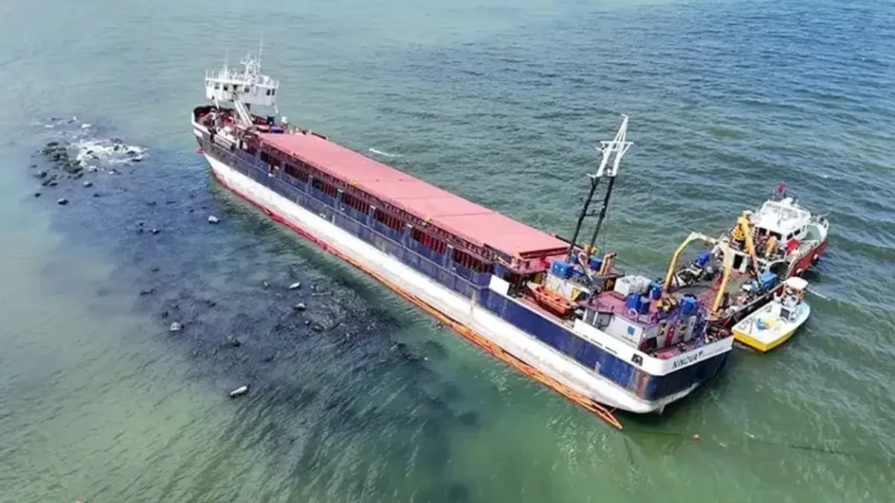 Karasu sahilinde aylardır bekleyen 'Ninova' gemisinde tahliye operasyonu başladı