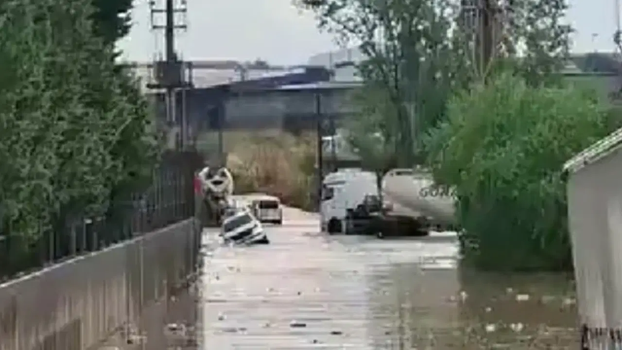 Kocaeli’yi sağanak vurdu: Araçlar mahsur kaldı