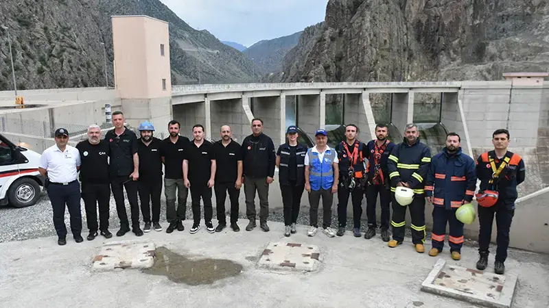 Artvin Barajı’nda tatbikat; türbinde mahsur kalan personel kurtarıldı