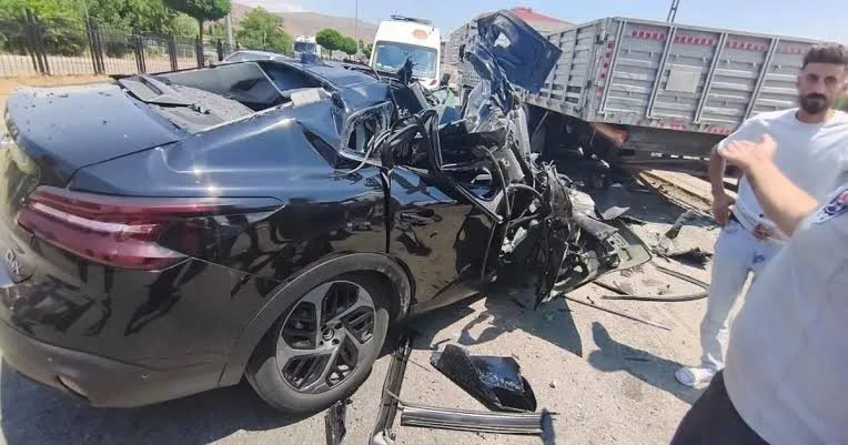 Oto-pilot değil adeta ölüm tuzağı! Sivas'ta tır dorsesine arkadan çarpan lüks Tesla hurdaya döndü!