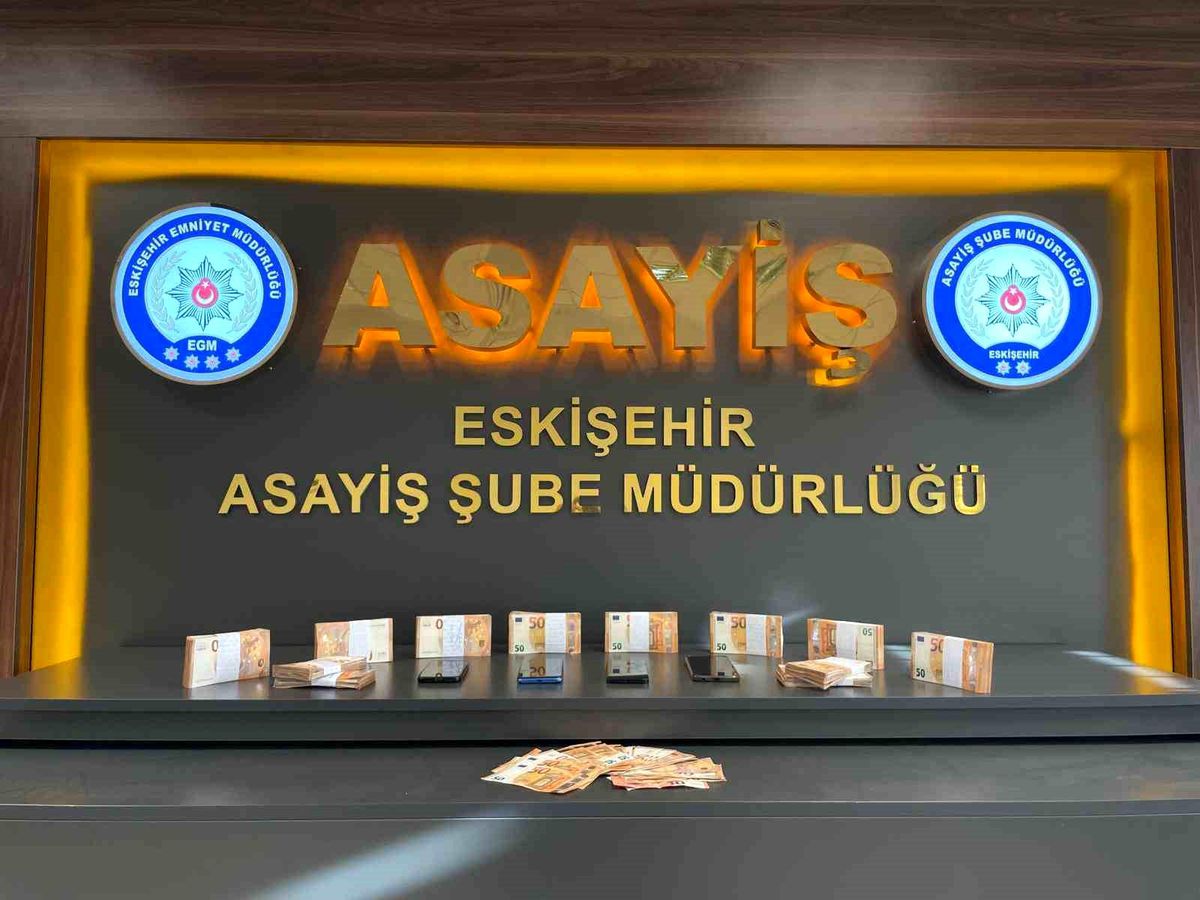 Kendisini polis olarak tanıtan 2 dolandırıcı yakalandı