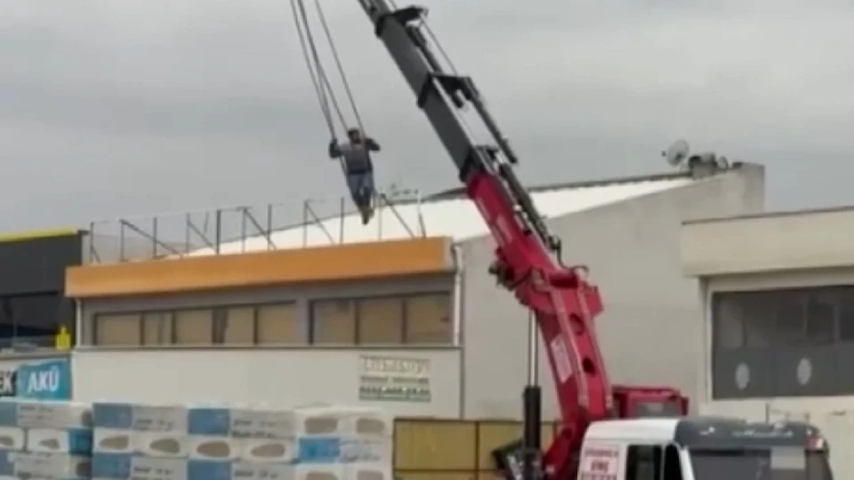 Ankara'da vincin tepesinde böyle sallandı: Görenlerin yüreği ağzına geldi