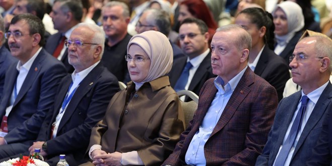 Emine Erdoğan: Yeni yol haritasının ülkemizin geleceğine katkı sunmasını temenni ederim