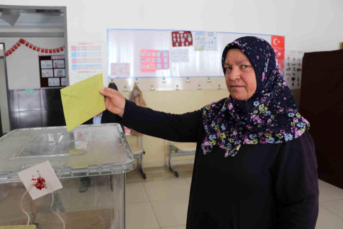 Kalp krizi geçirerek hayatını kaybetmişti, mahalle yeni muhtarını seçmek için sandık başına gitti