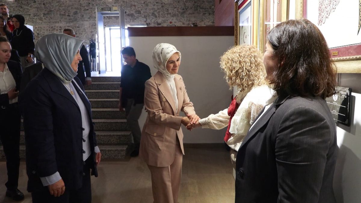 Bakan Göktaş: Sergi şehit eşlerimizin ve gazilerimizin sanatla şifa bulması adına başlatıldı