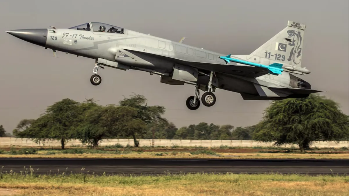 Pakistan ordusuna ait uçak yere çakıldı: 2 pilot yaşamını yitirdi