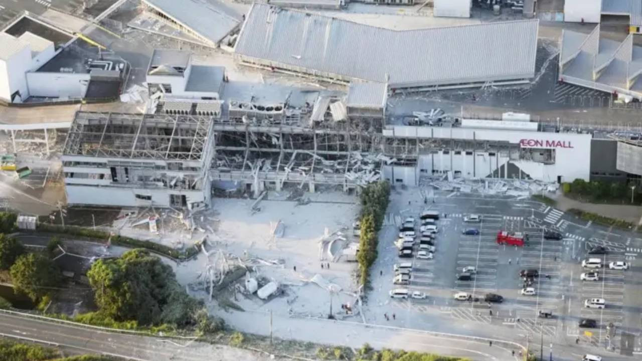 Japonya'da 7.1'lik felaket: Alışveriş merkezi çöktü, yollar yarıldı, 300 bin kişiye tahliye