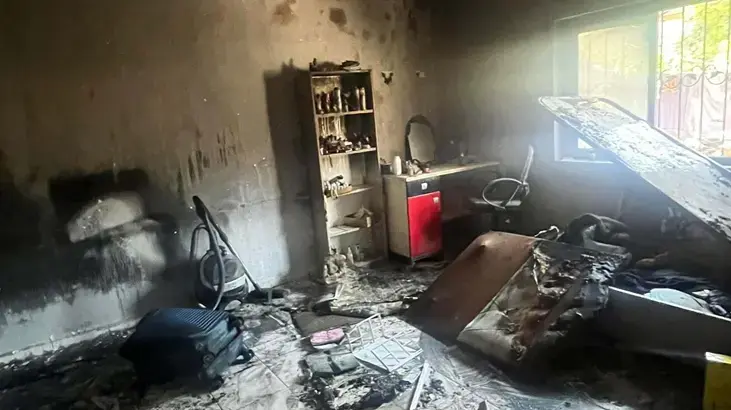 Benzin dolu şişeyle evi kundakladı; anne ve 2 kızı banyoya sığınarak kurtuldu