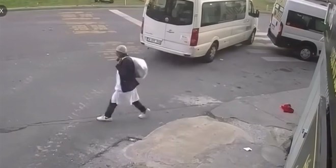 İstanbul'da Türk bayrağını sökerek yere atan şahıs tutuklandı