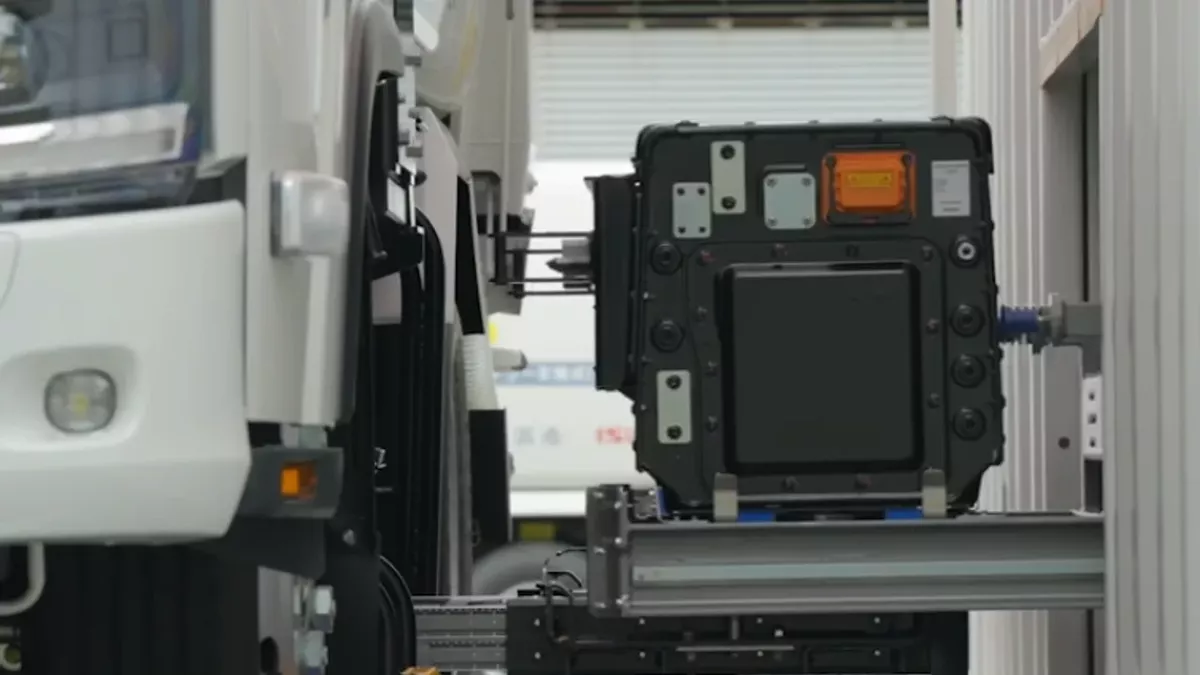 Isuzu'dan 3 dakikada batarya değişimli elektrikli çöp kamyonu