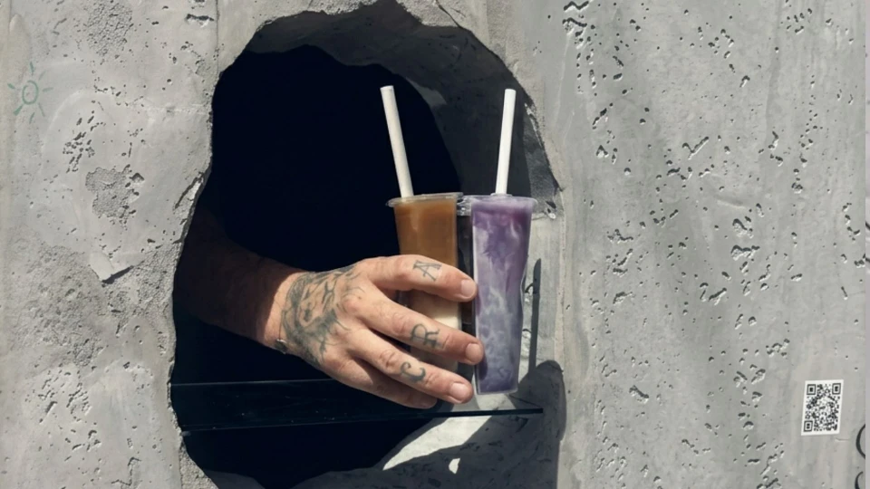 Brüksel'de yeni akım: Duvardaki bir delikten kahve satan gizemli adam büyük ilgi görüyor | DÜNYA HABERLERİ