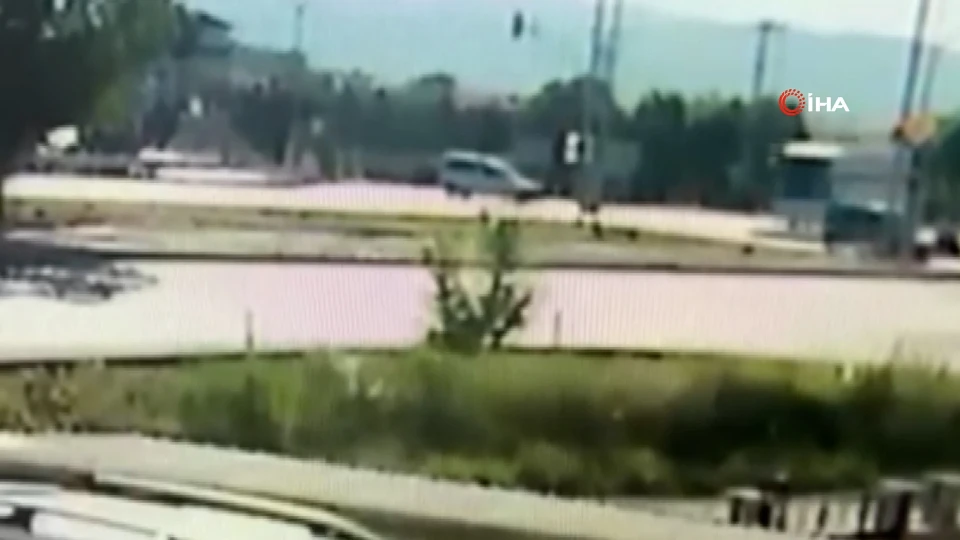 Şarkikaraağaç’taki Kaza Anı Güvenlik Kamerasında: Otobüs Çarpıştı