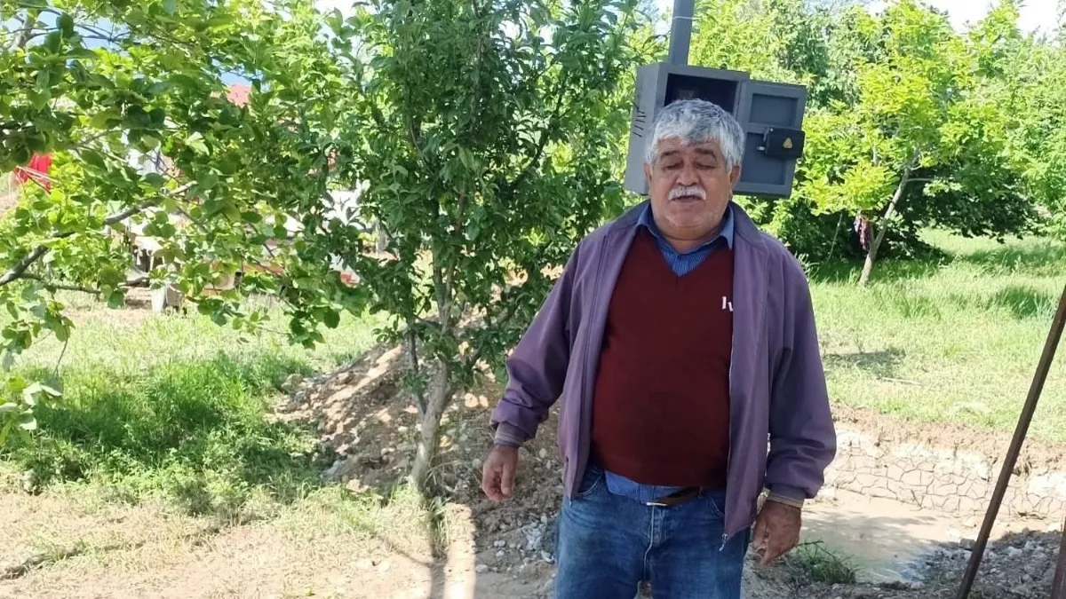 El frenini çekmeyi unuttuğu otomobilinin altında kaldı