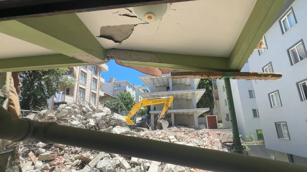 Kentsel dönüşümde korkutan anlar! Yıkılan binadan kopan betonlar yan apartmana düştü