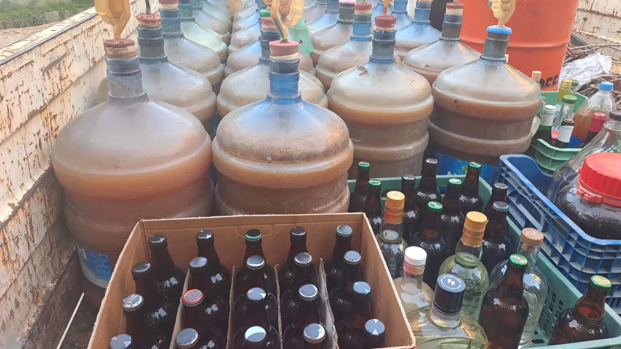 İzmir'de kaçak içki operasyonu: Menderes'te damıtım düzeneği ve yüzlerce litre şüpheli sıvı ele geçirildi