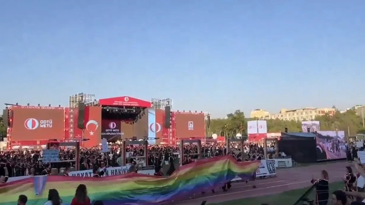 ODTÜ mezuniyet töreninde LGBT bayraklı provokasyon!