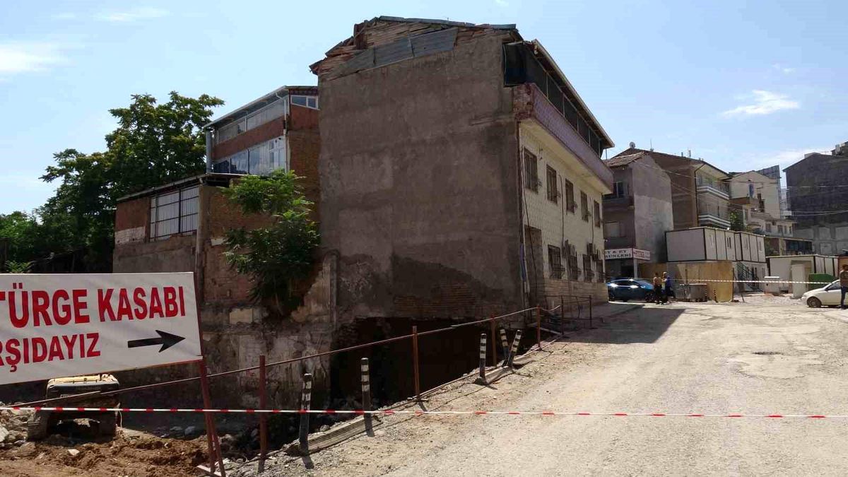 Malatya'da kazı sırasında temelinde göçük meydana gelen apartman boşaltıldı