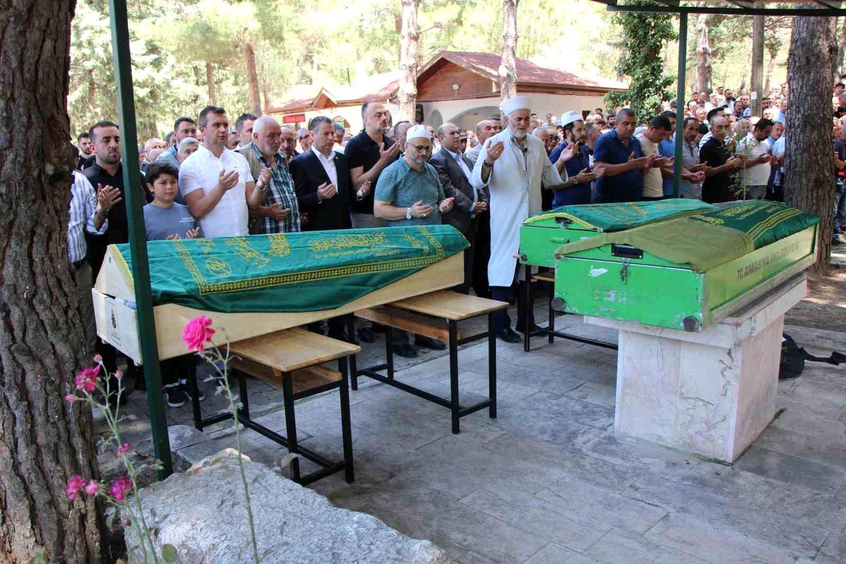 Cenaze dönüşü kazada hayatını kaybeden anne ve 2 oğlu son yolculuklarına uğurlandı