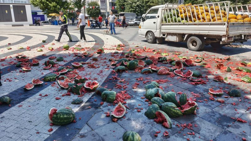 Satışına izin verilmediğini öne sürdüğü karpuzları belediye önünde parçaladı