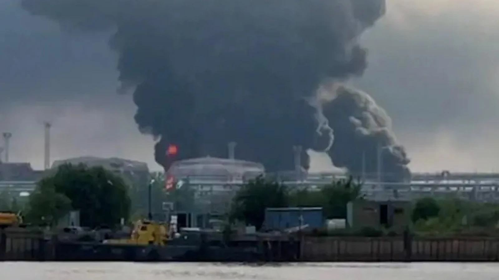 Ukrayna'dan St. Petersburg'a İHA saldırısı: Petrol terminali alevler içinde!