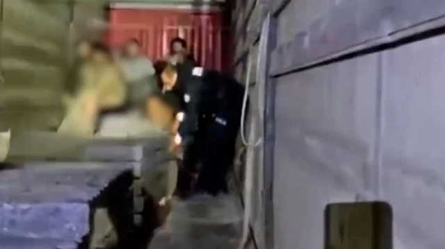 Sivas'ta durdurulan iki tırda 27 kaçak göçmen yakalandı