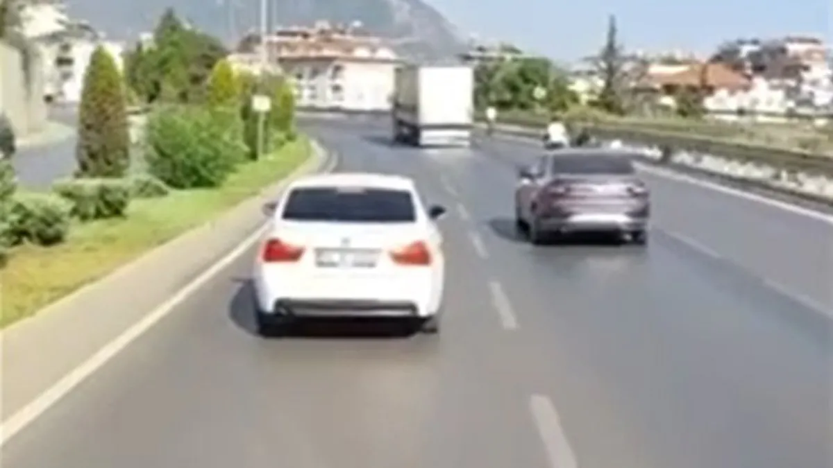 Antalya'daki bu görüntüler pes dedirtti: Vakaya giden itfaiyeye yol vermedi!