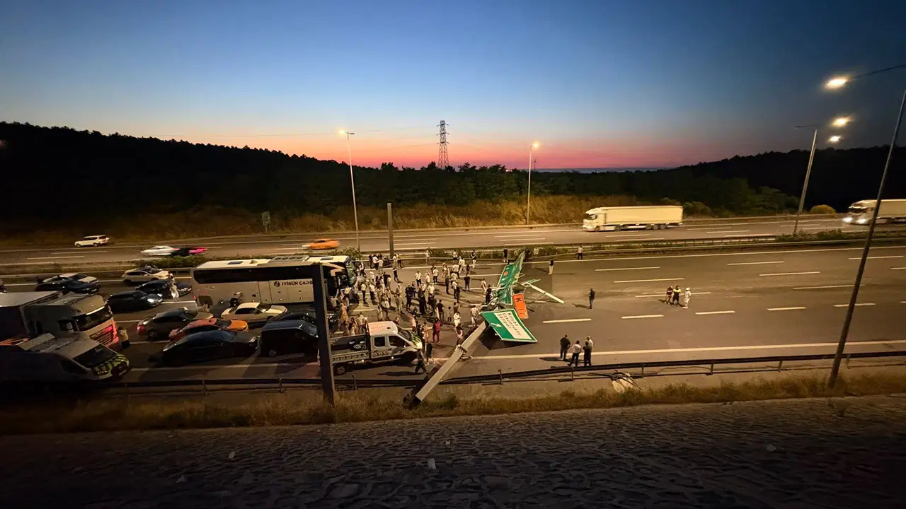 Hafriyat kamyonu çarptı, tabela devrildi: Yol trafiğe kapatıldı!