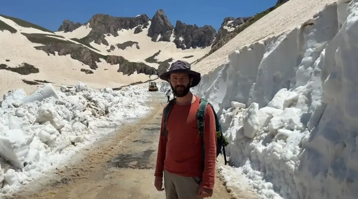 Temmuz ayında serinleten kar gezisi! 5 metrelik tünellerde ilerliyorlar