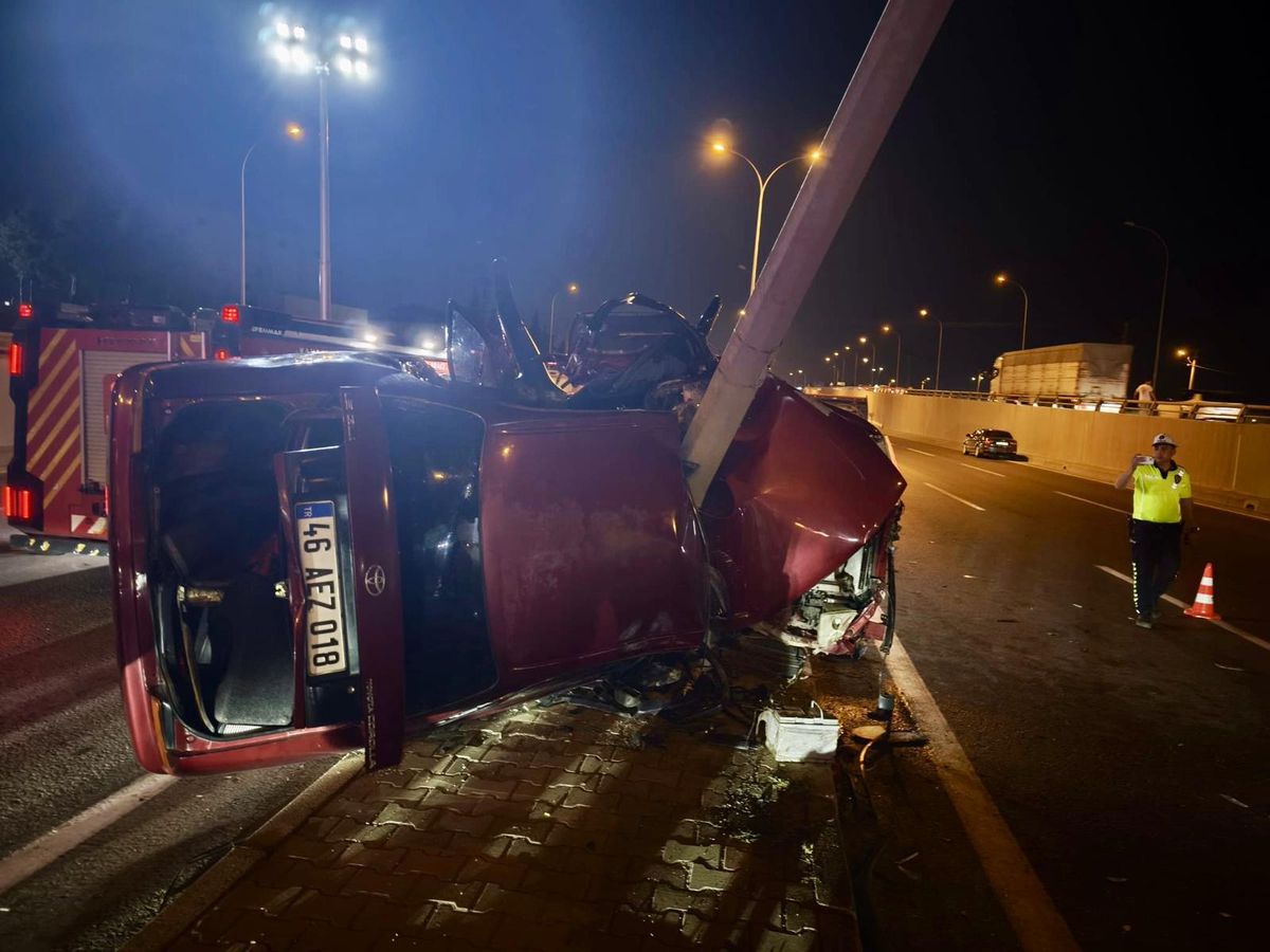 Kahramanmaraş'ta otomobil direğe çarptı: 1'i ağır 2 yaralı