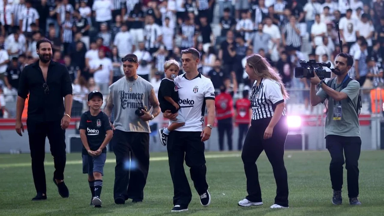 Leandro Trossard, 20 bin Beşiktaş taraftarının önünde imzayı attı