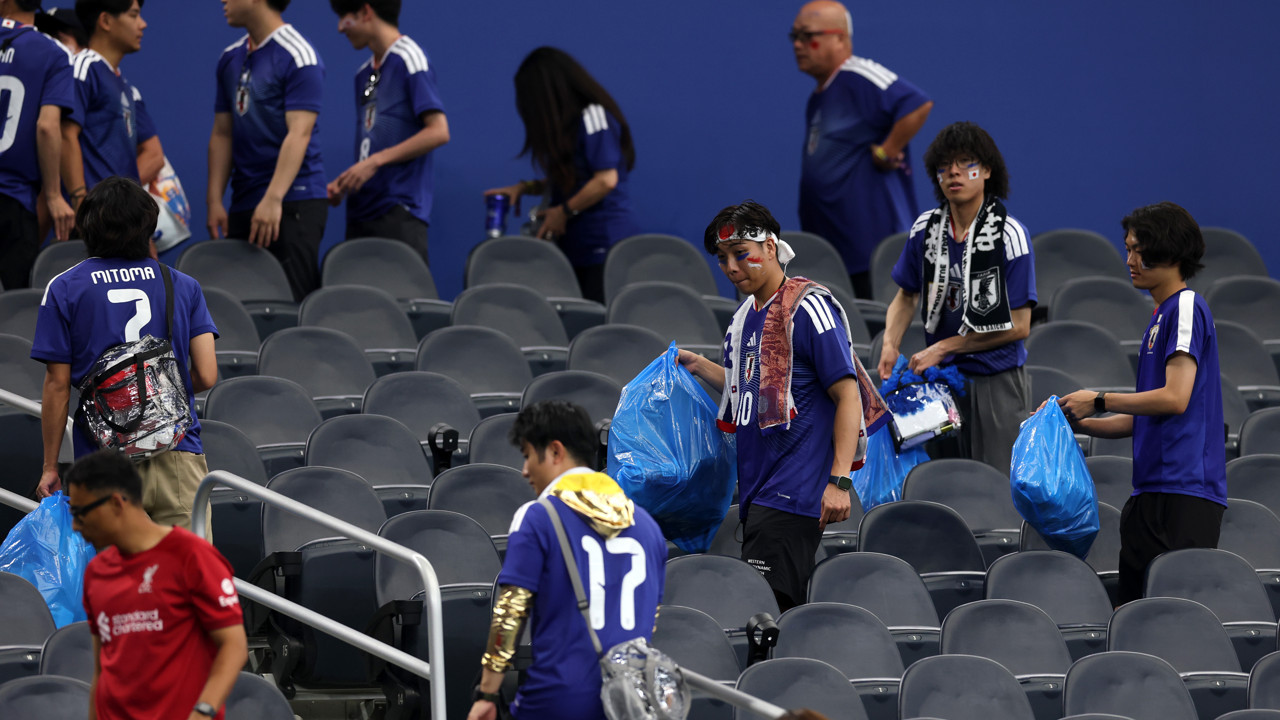 Japon taraftarların tribün temizliği Japonya'da eleştiri konusu oldu