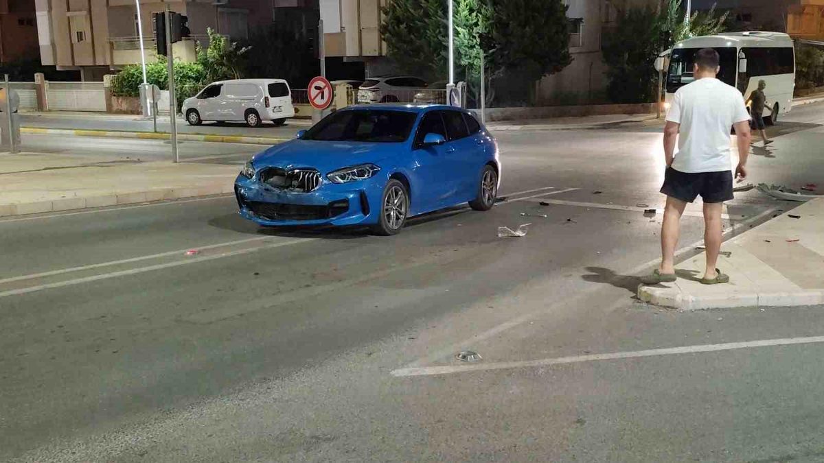 Manavgat'ta iki otomobil çarpıştı, sürücüler kazayı yara almadan atlattı