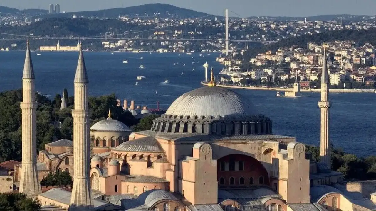 Bakanlardan Ayasofya'nın yeniden ibadete açılışının 6. yılını özel mesajlar