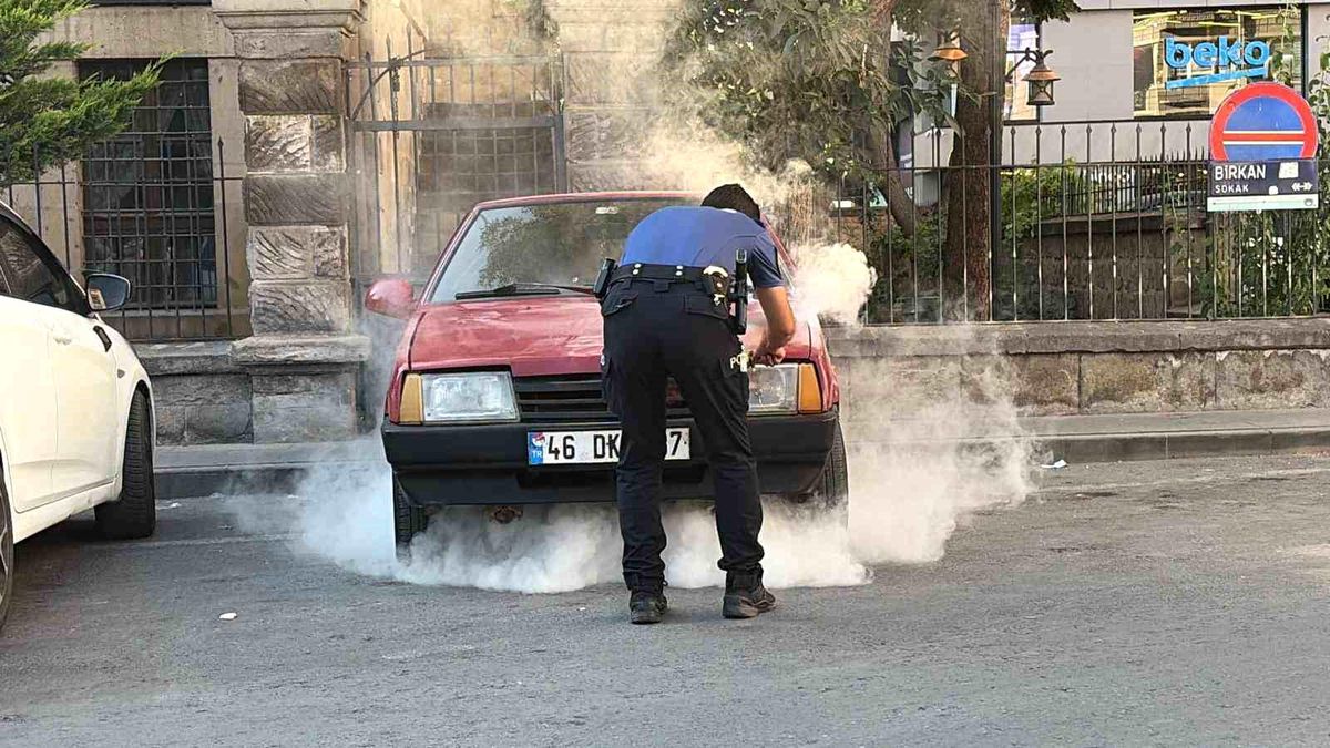 Kayseri'de park halindeki otomobilde yangın
