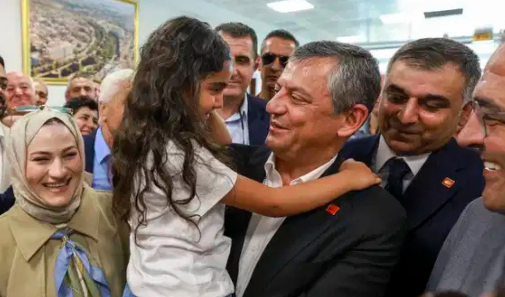 Diyarbakır'da Özgür Özel'e coşkulu karşılama