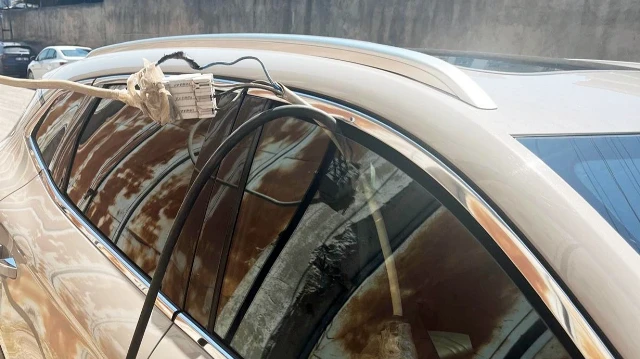 Pes dedirten düzenek kamerada: Elektrikli otomobili direkten çektikleri kaçak hatla şarj ettiler