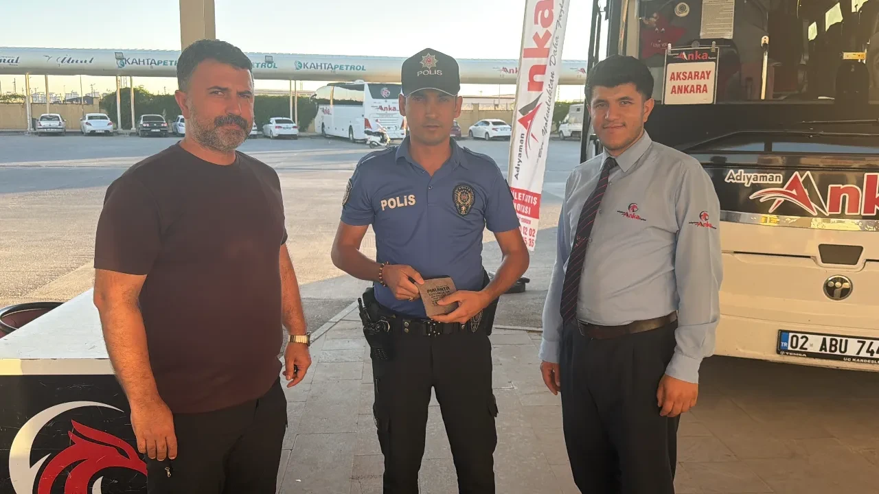 Dört buçuk milyonluk iyilik: Otobüste buldu, sahiplerine teslim etti