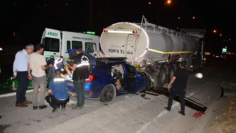 Adana'da tankerle çarpışan otomobildeki baba öldü, 2 çocuğu yaralandı